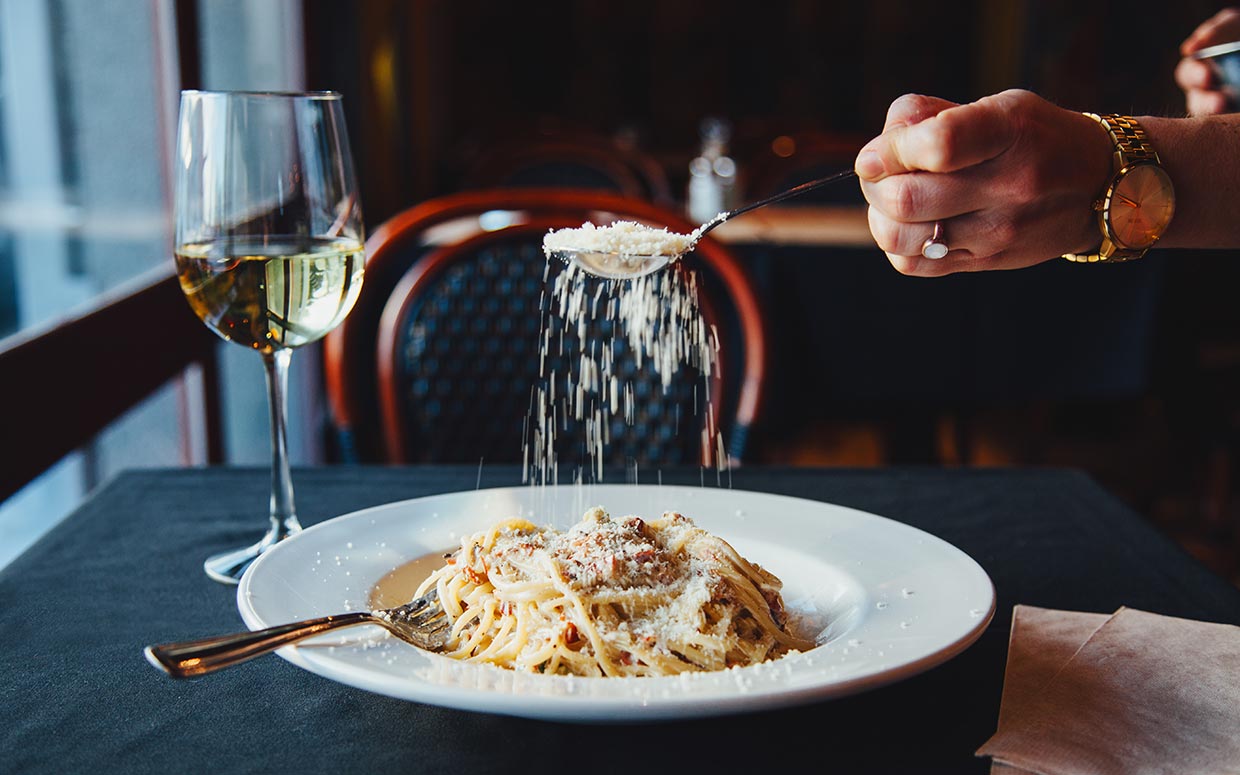 Spaghetti Carbonara avec verre de vin blanc